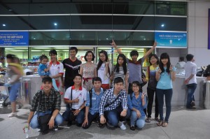 Cùng các bạn học sinh ra sân bay